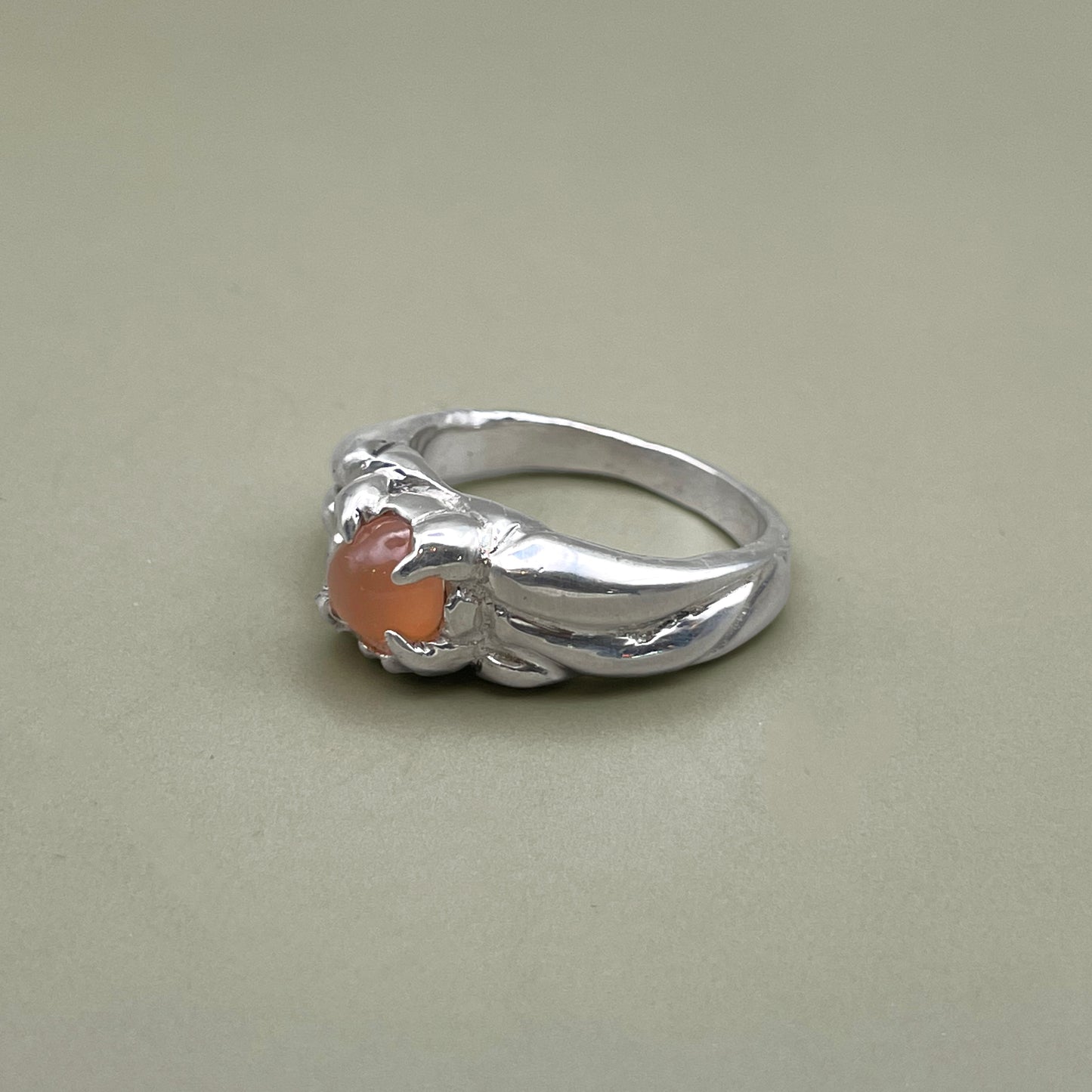 The Costal Shell Ring - Peach Moonstone